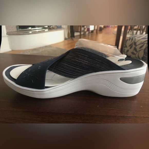 Bzees Diamond Women’s Sandal, New in Box, Multiple sizes, Navy Blue - Picture 4 of 5